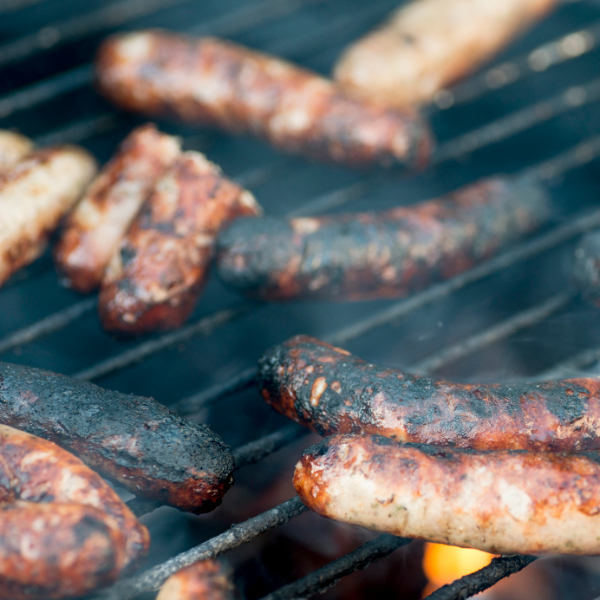 Grillgut auf einem Grill weist neben braunen auch schwarze Stellen auf - sie können Polyzyklische aromatische Kohlenwasserstoffe (PAK) enthalten.